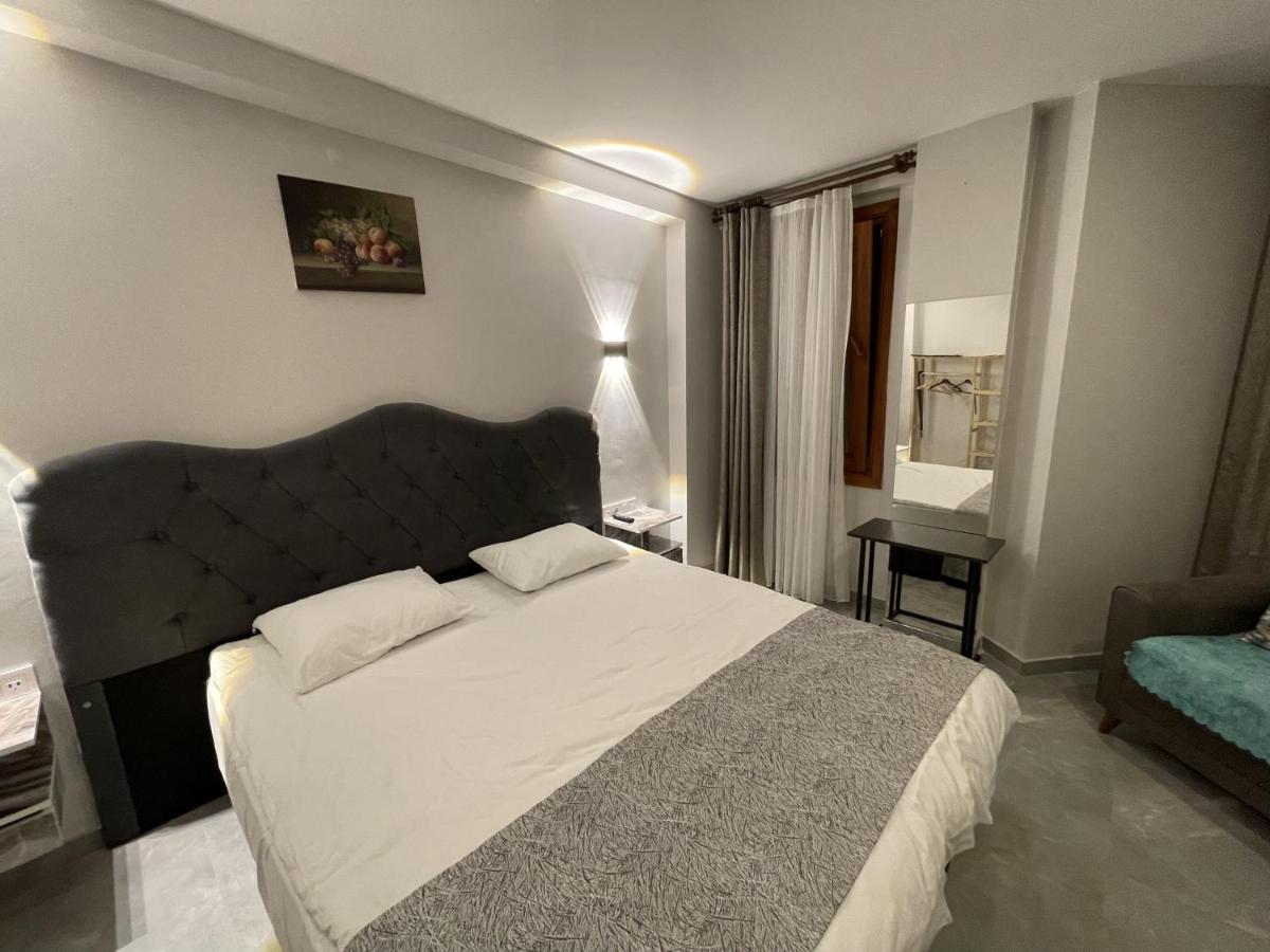 Turna Hotel Istanboel Buitenkant foto